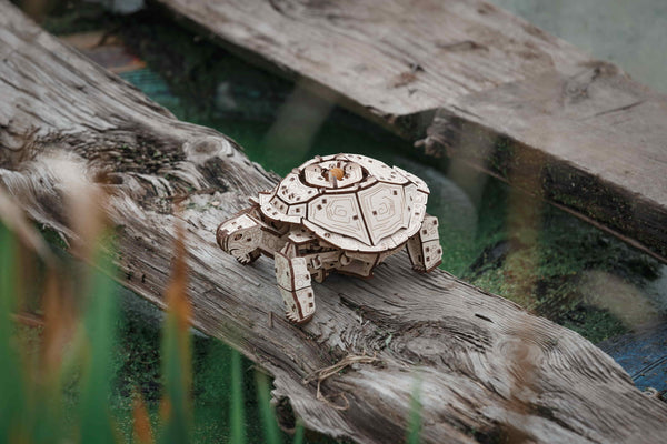 Igrača lesena 3D sestavljanka turtle na hlodu v vodi