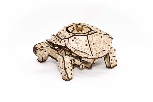 Igrača lesena 3D sestavljanka belo ozadje turtle igrača